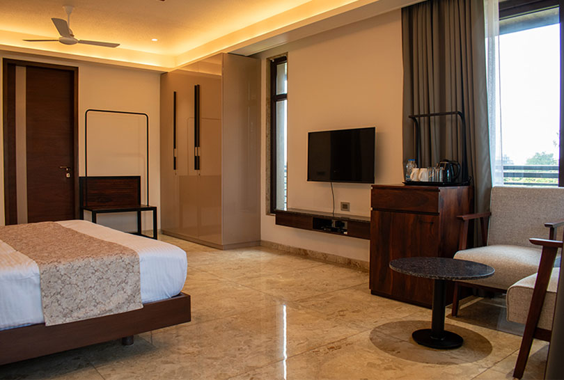Modern guest room with comfortable bed and amenities at Lakeside Manor