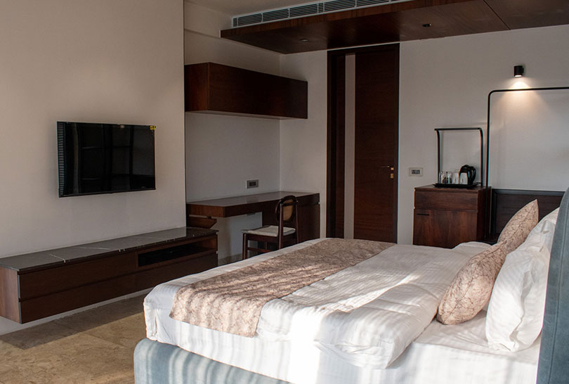 Guest room featuring desk, flat‑screen TV and tea station at Lakeside Manor
